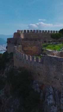 Tarihsel kale ve deniz. Güzel bir kıyı manzarasının hava görüntüleri..