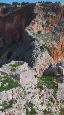Deniz manzaralı bir tepedeki kale. Nefes kesici tarihi bir yerin hava görüntüleri..