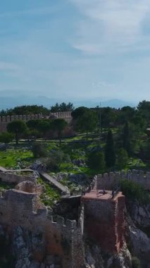 Tarihi mekan ve okyanus ufku. Çarpıcı bir kültür simgesinin hava görüntüleri..