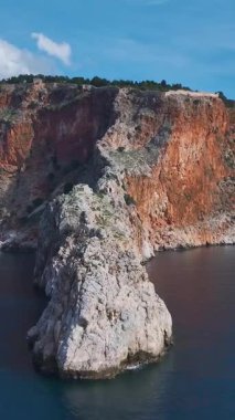 Tarihi kale ve mavi sular. Ünlü bir simgenin hava görüntüleri..