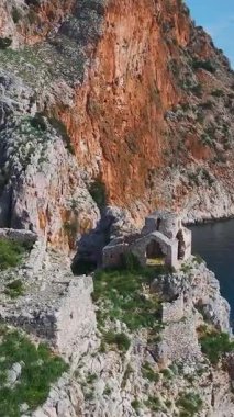 Kale, park ve okyanus. Deniz kenarındaki tarihi bir yerin dikey görüntüleri..