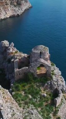 Kale ve şehir panoraması. Güzel bir Akdeniz manzarasının dikey görüntüleri.