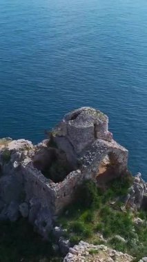 Tarihi kale ve okyanus manzarası. Manzaralı bir kıyı bölgesinin dikey görüntüleri.