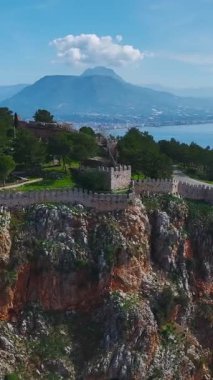 Kale, orman ve okyanus. Çarpıcı tarihsel bir çekiciliğin dikey görüntüleri.