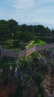 Kale ve şehir silueti. Tarihin ve modernliğin bir karışımının dikey görüntüleri.