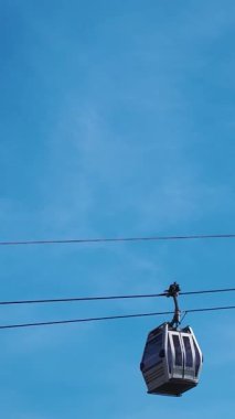 Gökyüzü ve füniküler yolculuk. Manzaralı bir hava taşımacılığının dikey görüntüleri.