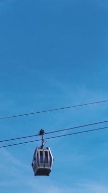 Gökyüzünde füniküler. Bir hava yolculuğunun dikey görüntüleri.