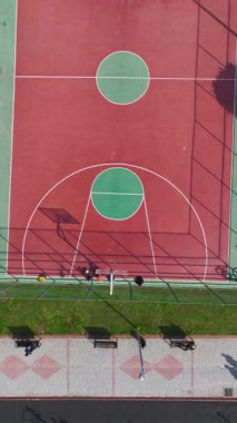 Basketbol maçı heyecanı. Heyecan verici bir açık hava oyununun dikey görüntüleri.