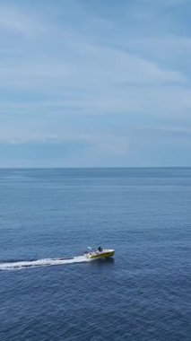 Sudaki en hızlı tekne. Manzaralı bir deniz yolculuğunun dikey görüntüleri.
