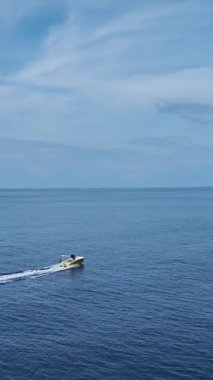 Tekne denizi hızla geçiyor. Yüksek hızlı bir deniz macerasının dikey görüntüleri.