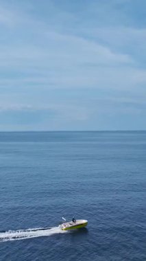 Okyanus gezisi. Heyecan verici bir su macerasının dikey görüntüleri.