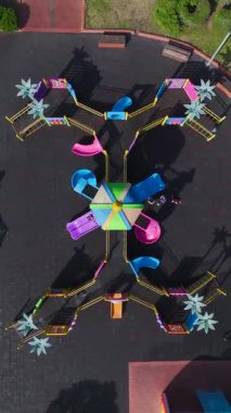 Çocuklar dışarıda oynuyor. Enerjik ve eğlenceli anların dikey görüntüleri.