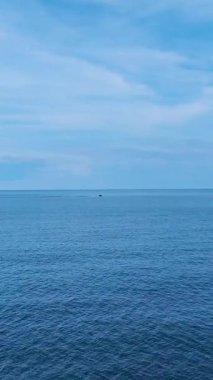 Tekne ve dalgalar. Yüksek enerjili bir deniz sahnesinin dikey görüntüleri.
