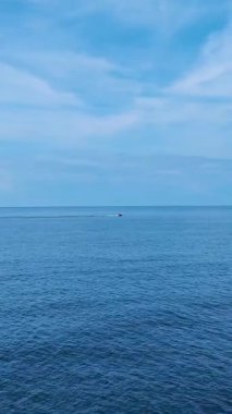 Bir tekneyle okyanus macerası. Çarpıcı bir deniz yolculuğunun dikey görüntüleri..