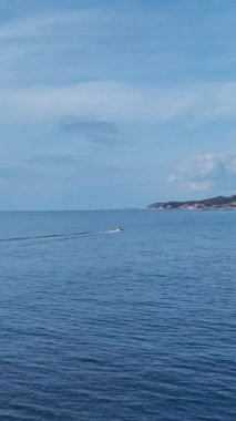 Tekne denizi boydan boya geçiyor. Pürüzsüz ve manzaralı bir sürüşün dikey görüntüleri.