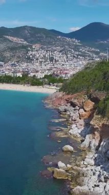 Kaya kemeri ve okyanus dalgaları. Benzersiz bir kıyı manzarasının dikey görüntüleri.