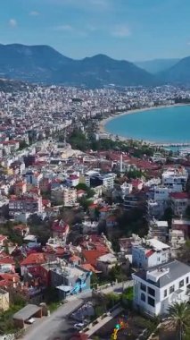 Şehir kalp atışı ve güneş ışığı. Şehir merkezindeki dinamik ve enerjik bir bölgenin dikey görüntüsü.