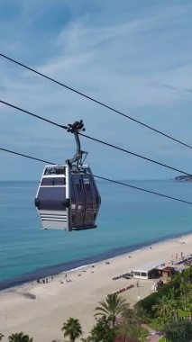 Kıyı zeminli füniküler. Sahil ve okyanusun zarif hava manzarasının dikey görüntüsü..