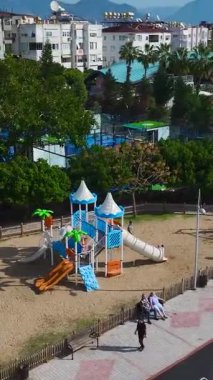 Eğlenceli çocuk aktiviteleri. Canlı bir açık hava oyun alanının dikey görüntüleri.