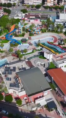 Su parkı eğlenceleri. Kapalı havuz tesislerinin dikey görüntüleri..