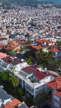 Modern şehir silüeti. Şehirdeki güzel bir günün dikey görüntüleri..