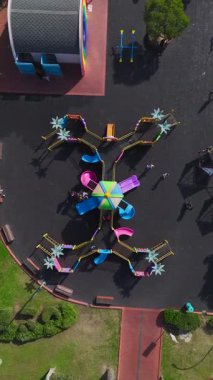 Aktif oyun alanı sahnesi. Canlı bir açık hava ortamının dikey görüntüsü.