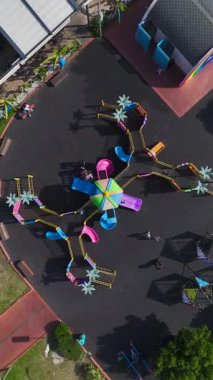 Renkli oyun alanı. Enerjik bir oyun ortamının dikey görüntüleri.