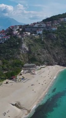 Rüya gibi plaj ve mavi okyanus. Rahatlatıcı deniz kenarının dikey görüntüleri.