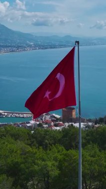 Ulusal bayrak ve okyanus. Tarihi ve doğal bir ortamın dikey görüntüleri.