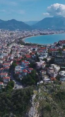 Havadan şehir manzarası. Yukarıdan güneşli bir metropolün dikey görüntüleri.