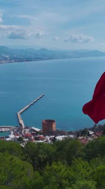 Bayrak ve manzara manzarası. Kültürel ve doğal güzelliğin dikey görüntüleri.