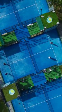 Padel kort hava manzaralı. Modern bir açık hava spor tesisinin dikey görüntüleri..