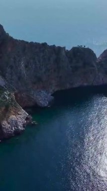 Uçurum ve okyanus manzarası. Doğal güzelliğin dikey görüntüleri..