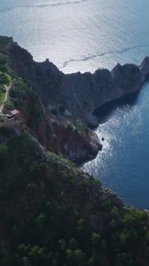 Okyanus kayaları ve dalgalar. Nefes kesici bir kıyı manzarasının dikey görüntüleri.
