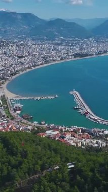 Bayrak ve panoramik manzara. Büyüleyici bir sahil mirasının dikey görüntüleri.