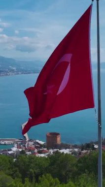 Bayrak ve kale duvarı. Olağanüstü bir tarihi anıtın dikey görüntüleri.