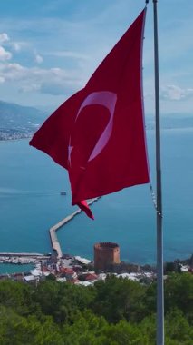 Manzaralı Türk bayrağı. Tarihle doğanın çarpıcı bir karışımının dikey görüntüleri..