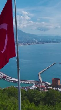 Bayrak, kale ve okyanus manzarası. Görkemli bir kültür simgesinin dikey görüntüleri.