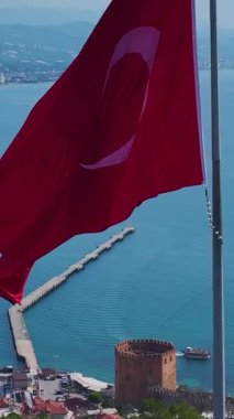 Ulusal bayrak ve eski şehir. İyi korunmuş bir kültür alanının dikey görüntüleri.