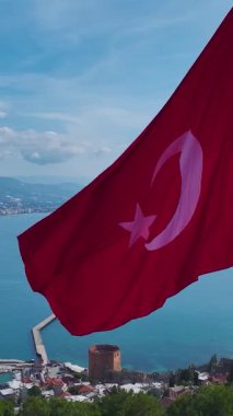 Bayrak ve kıyı manzarası. Nefes kesici yüksek irtifa sahnesinin dikey görüntüsü.