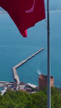 Bayrak ve miras alanı. Eşsiz ve manzaralı bir Akdeniz konumu dikey görüntüsü.