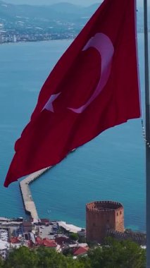 Bayrağı olan kıyı manzarası. Güzel ve tarihi bir yerin dikey görüntüsü.