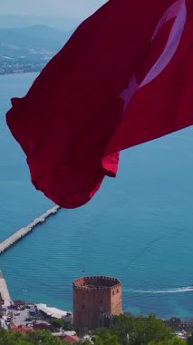 Görkemli bayrak ve okyanus. Yüksek irtifada nefes kesen bir yerin dikey görüntüsü.