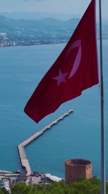 Türk bayrağı ve okyanusu. Tarihi bir kıyı manzarasının dikey görüntüleri.