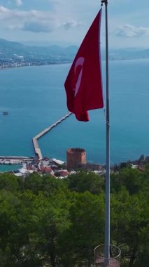 Ulusal bayrak ve doğa. Nefes kesici bir panoramik görünümün dikey görüntüsü.