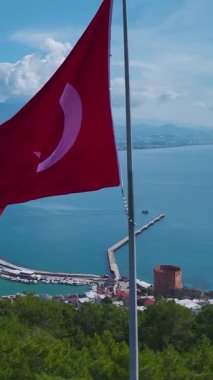 Kale ve okyanus manzarası. Çarpıcı bir sahil işaretinin dikey görüntüleri..
