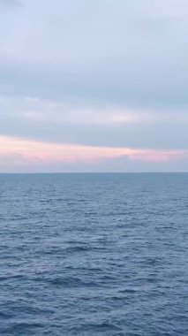 Günbatımı gökyüzünün havadan görünüşü. Huzurlu bir alacakaranlık anının dikey görüntüleri.