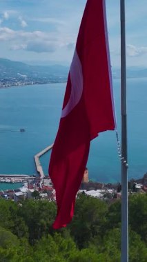 Tarihi mekan ve bayrak. Manzaralı bir mirasın dikey görüntüsü.