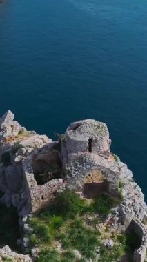 Alanya kalesinin havadan görünüşü. Deniz kıyısındaki tarihi bir yerin dikey görüntüleri..