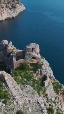 Hava kalesi ve deniz manzarası. Nefes kesici bir kalıtım alanının dikey görüntüleri.